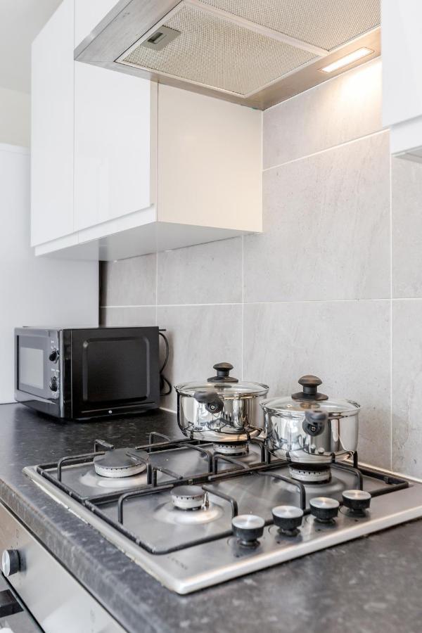 2 Bedroom Serviced Apartment ลอนดอน ภายนอก รูปภาพ